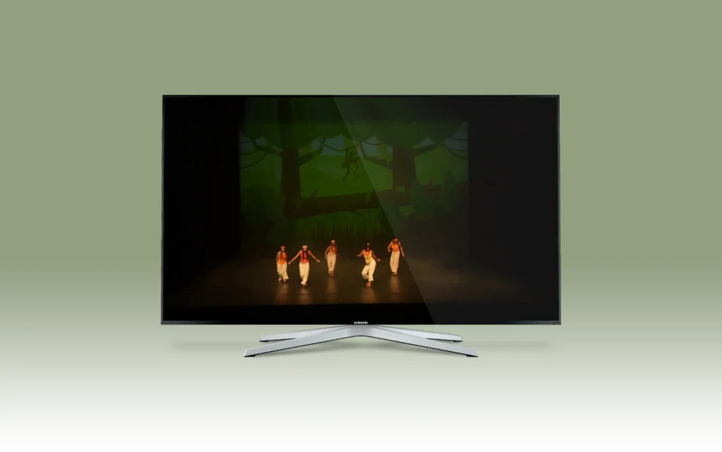 Scène de théâtre Racines - cinq actrices sur fond jungle vert, mockup TV