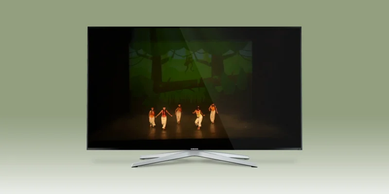Scène de théâtre Racines - cinq actrices sur fond jungle vert, mockup TV
