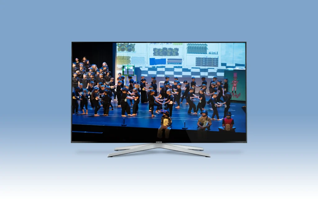 Scène de théâtre Soldat Rose - nombreux enfants acteurs sur fond bleu, mockup TV