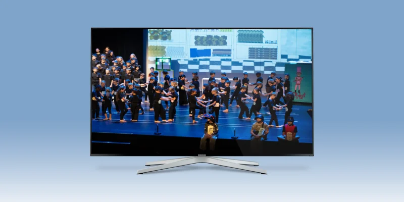 Scène de théâtre Soldat Rose - nombreux enfants acteurs sur fond bleu, mockup TV